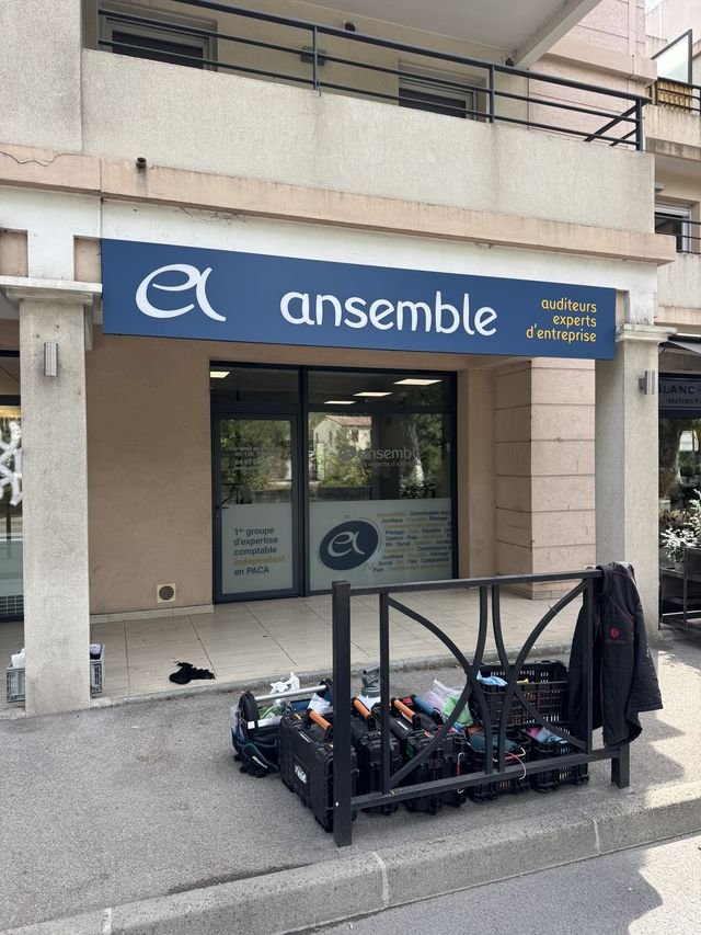 Enseigne & signalétique — Ansemble : enseigne caisson lumineuse facade