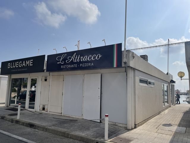 Enseigne & signalétique — Bluegame L Attracco : enseigne caisson lumineuse facade