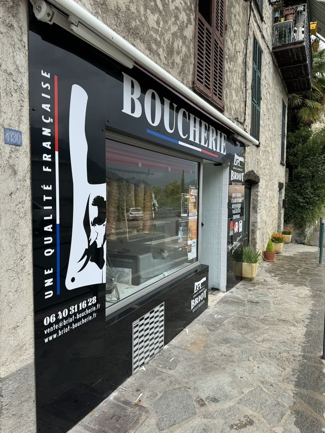 Enseigne & signalétique — Boucherie Briot : enseigne caisson facade