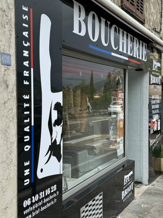 Enseigne & signalétique — Boucherie Briot : enseigne habillage vitrine boucherie touet sur var