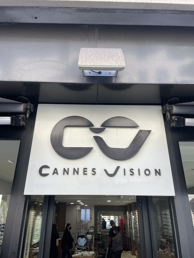 Enseigne & signalétique — Cannes Vision : enseigne caisson lettres relief