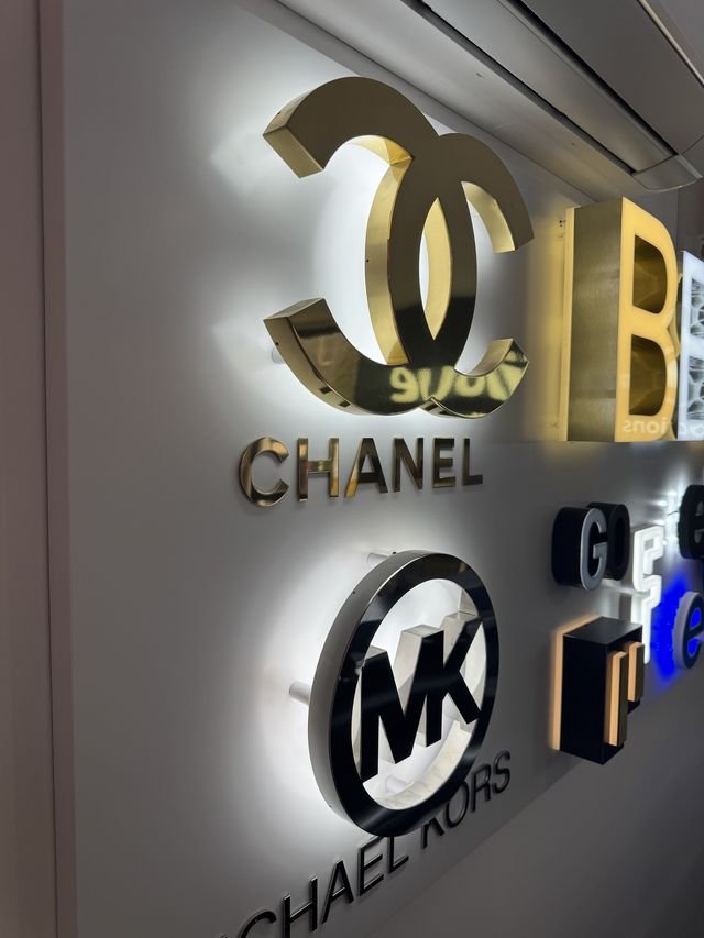 Enseigne & signalétique — Chanel Michael Kors : lettres boitier lumineuses relief