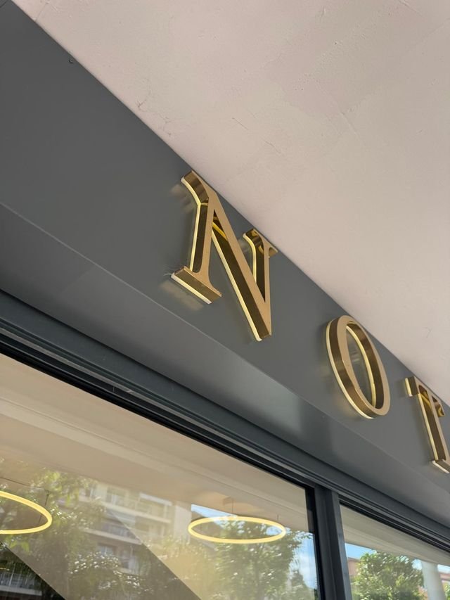 Enseigne & signalétique — Client Inconnu : lettres relief lumineuses dorees