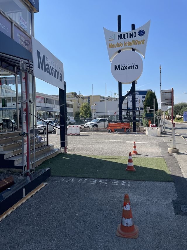 Enseigne & signalétique — Cuisines Maxima : totem exterieur enseigne