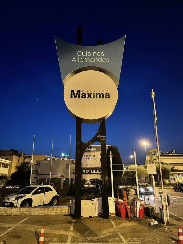 Enseigne & signalétique — Cuisines Maxima : totem lumineux enseigne magasin