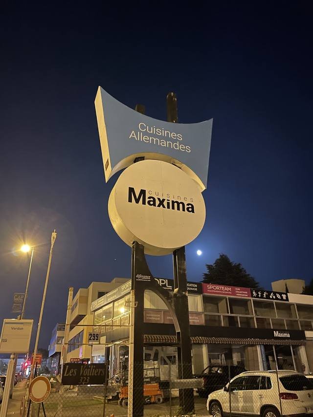 Enseigne & signalétique — Cuisines Maxima : totem lumineux enseigne magasin