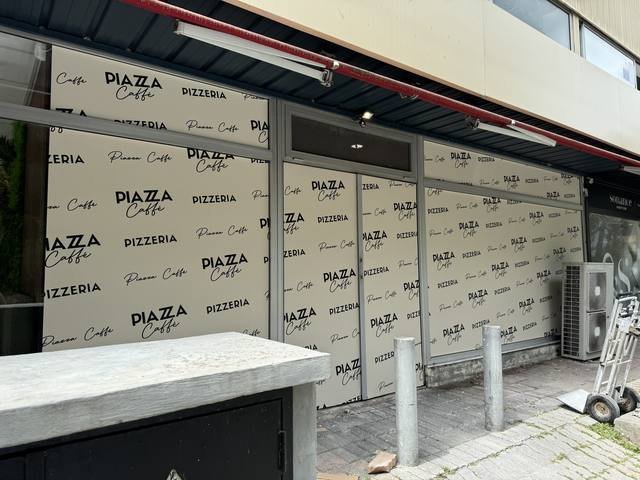 Enseigne & signalétique — Diazza Caffè : vitrophanie vitrine pizzeria caffe