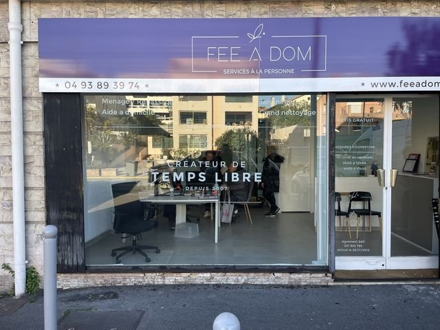 Enseigne & signalétique — Fée à Dom : bandeau facade vitrine adhesif