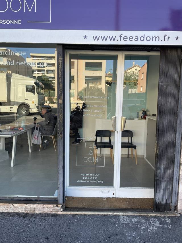 Enseigne & signalétique — Fée à Dom : vitrophanie vitrine services a la personne