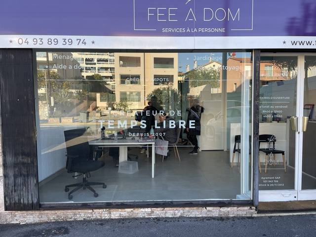 Enseigne & signalétique — Fée à Dom : vitrophanie vitrine services a la personne