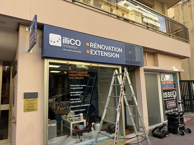 Enseigne & signalétique — illiCO travaux : caisson lumineux facade