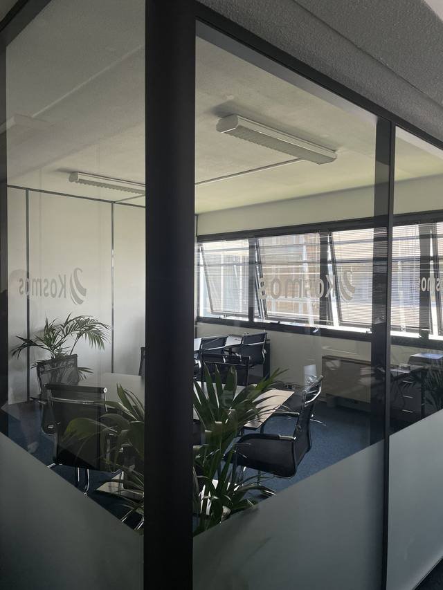 Enseigne & signalétique — Kosmos : film depoli vitrophanie logo bureaux