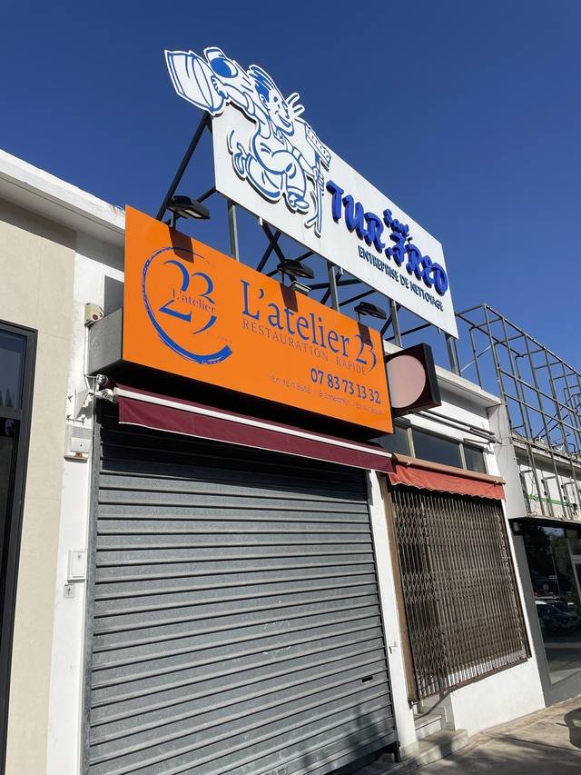 Enseigne & signalétique — L'Atelier 25 — Tur.Fred : enseigne bandeau commerces zone activite