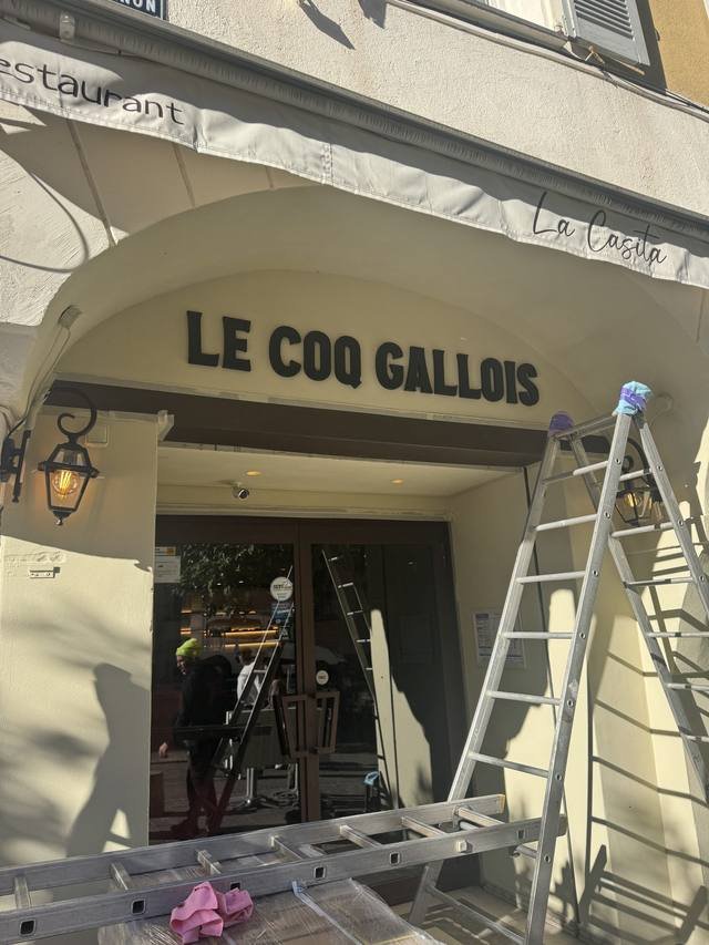 Enseigne & signalétique — Le Coq Gallois : lettres decoupees relief restaurant