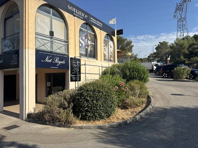 Enseigne & signalétique — Nail Royale : enseigne drapeau institut beaute