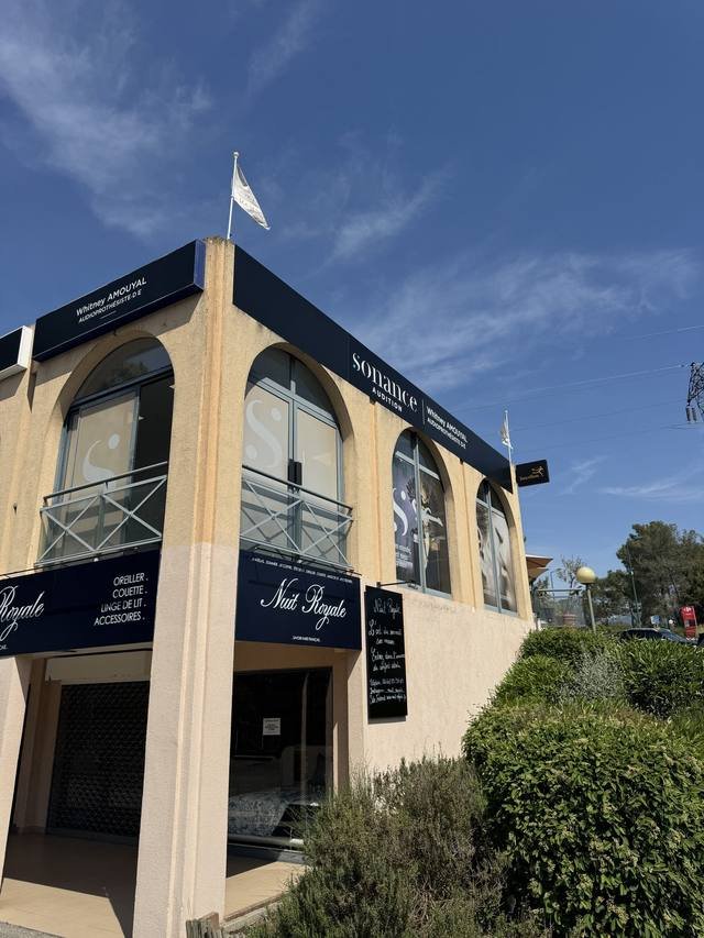 Enseigne & signalétique — Nail Royale : enseigne facade institut ongles
