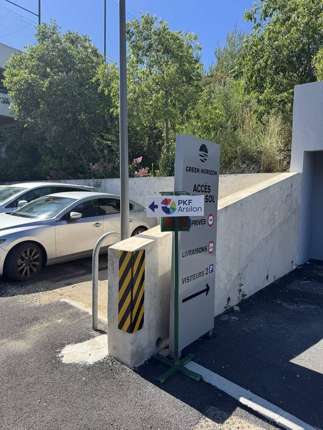 Enseigne & signalétique — PKF Arsilon : totem signaletique acces parking entreprise
