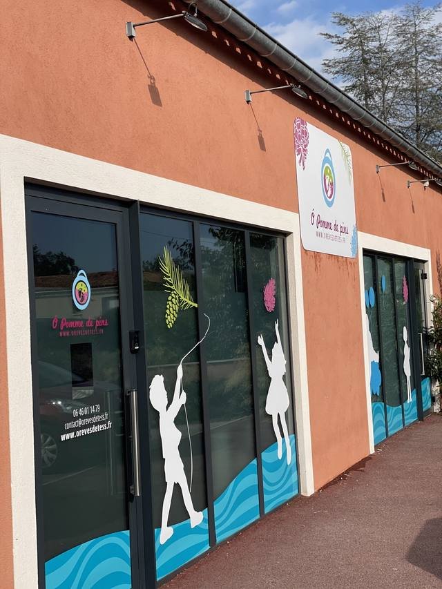 Enseigne & signalétique — Pomme de Pins : vitrophanie decorative vitrine enfants