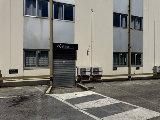 Enseigne & signalétique — Riviera Carrelages & Bains : enseigne facade showroom carrelage
