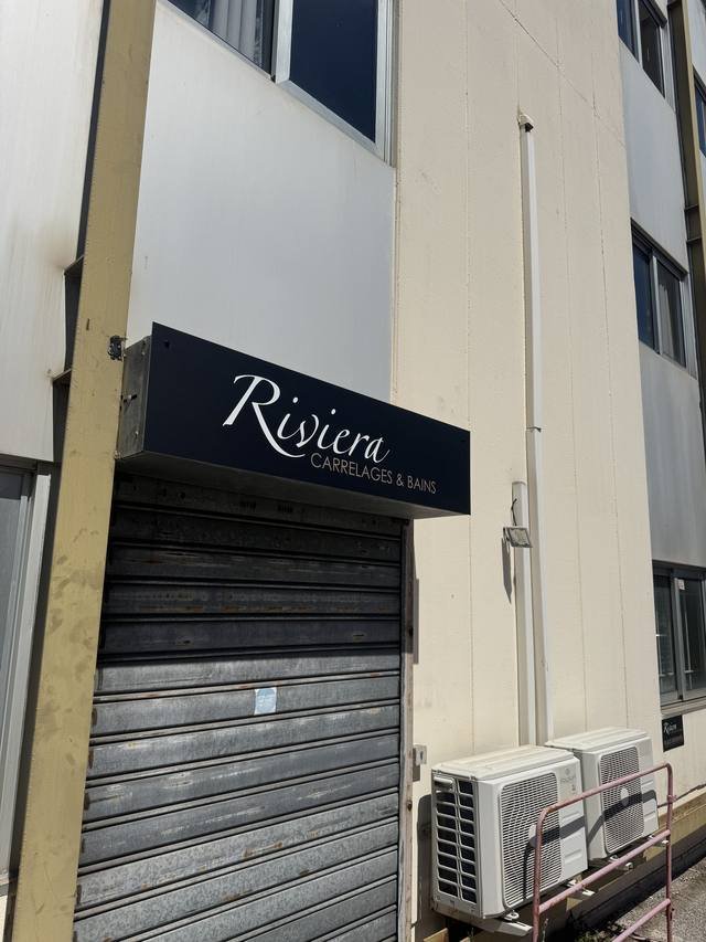 Enseigne & signalétique — Riviera Carrelages & Bains : enseigne facade showroom carrelage