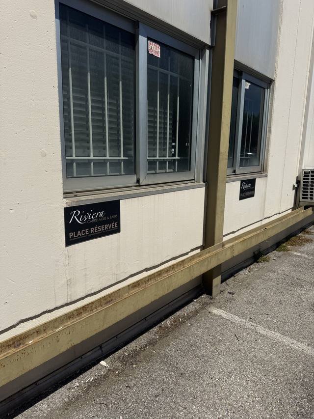 Enseigne & signalétique — Riviera Carrelages & Bains : enseigne facade showroom carrelage