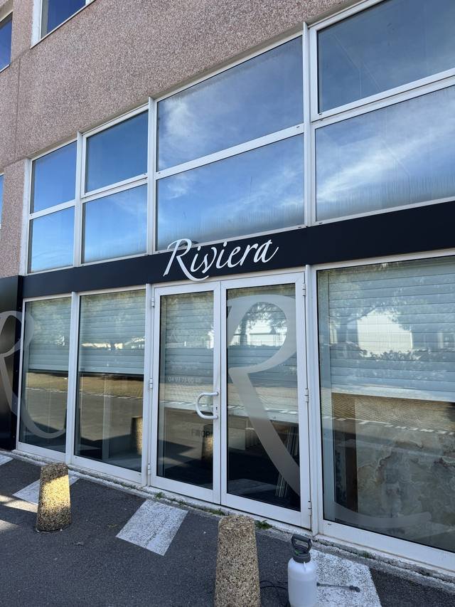 Enseigne & signalétique — Riviera Carrelages & Bains : enseigne lettres relief showroom facade