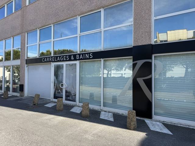 Enseigne & signalétique — Riviera Carrelages & Bains : enseigne lettres relief showroom facade