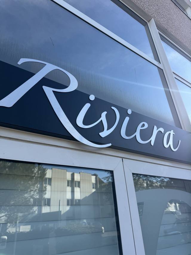Enseigne & signalétique — Riviera Carrelages & Bains : enseigne lettres relief showroom facade