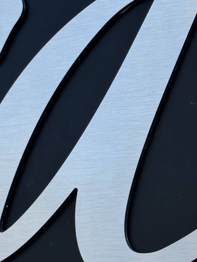 Enseigne & signalétique — Riviera Carrelages & Bains : enseigne lettres relief showroom facade