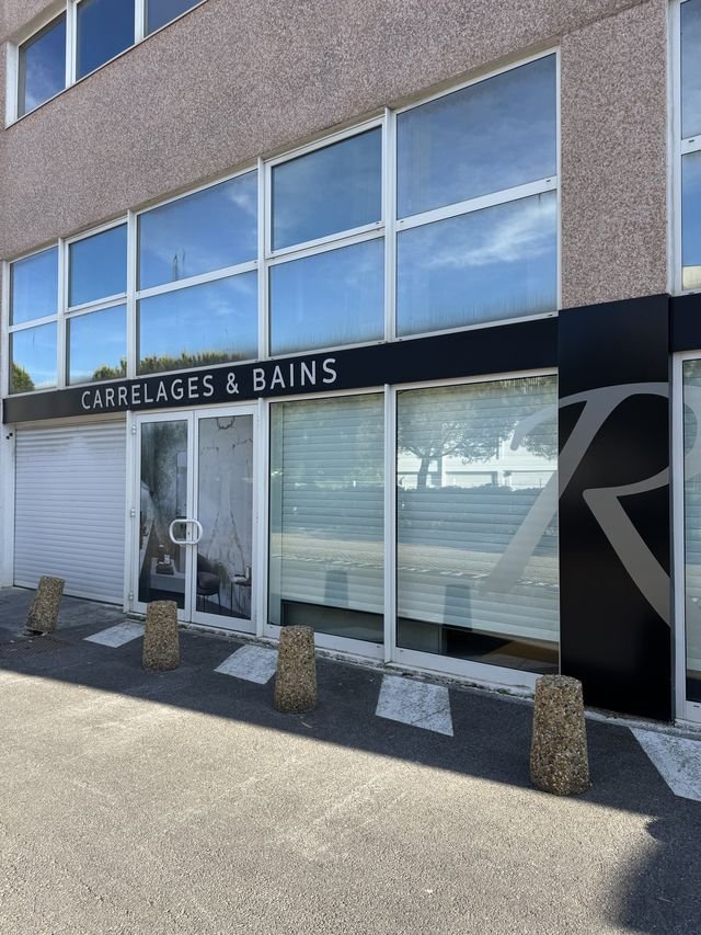Enseigne & signalétique — Riviera Carrelages Et Bains : bandeau facade logo