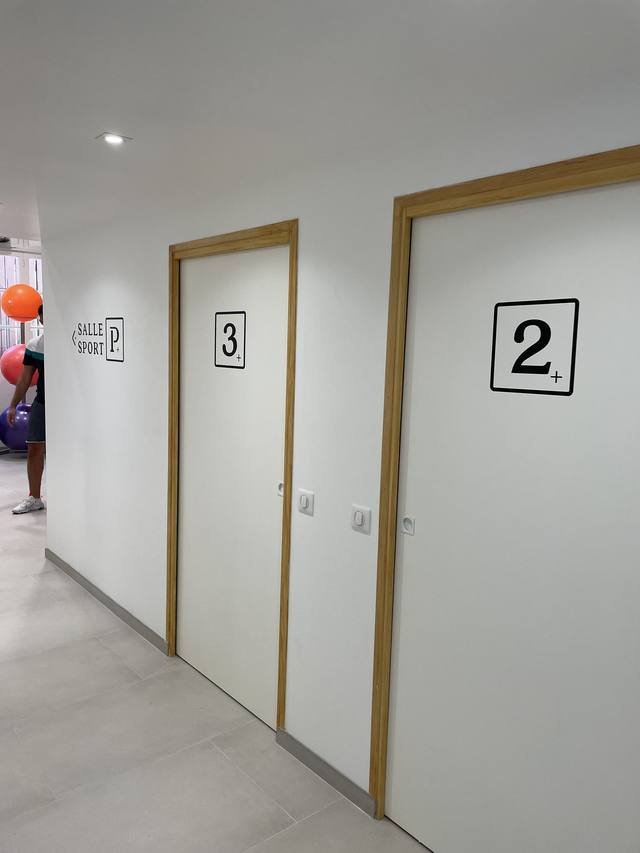 Enseigne & signalétique — Salle de sport : signaletique directionnelle portes interieures