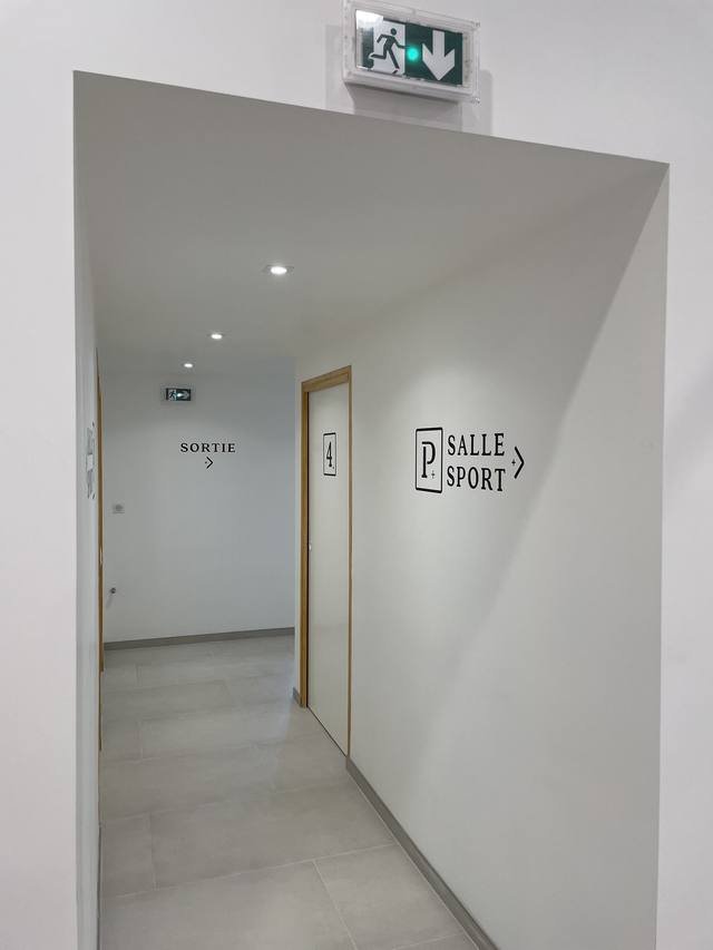 Enseigne & signalétique — Salle de sport : signaletique directionnelle portes interieures