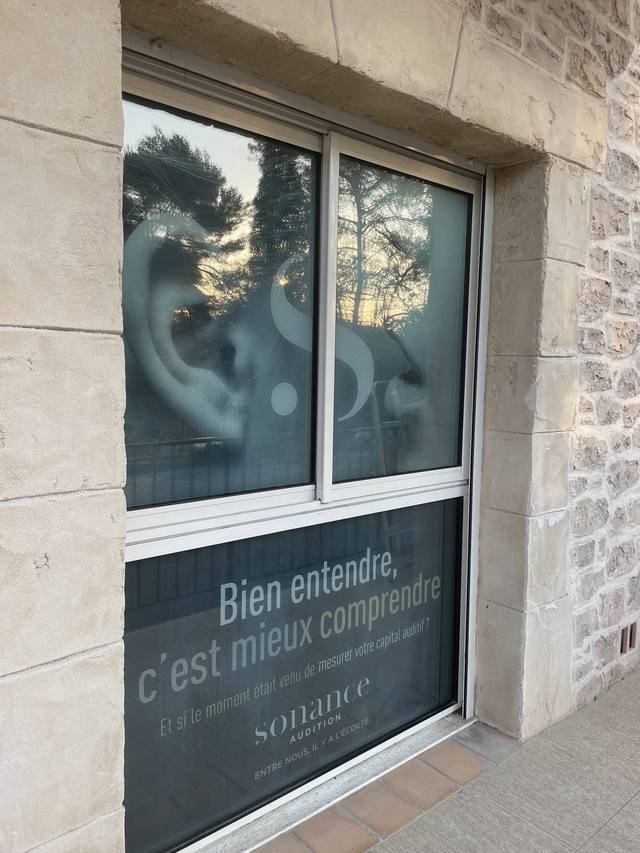 Enseigne & signalétique — Sonance Audition : vitrophanie slogan vitrine centre audition