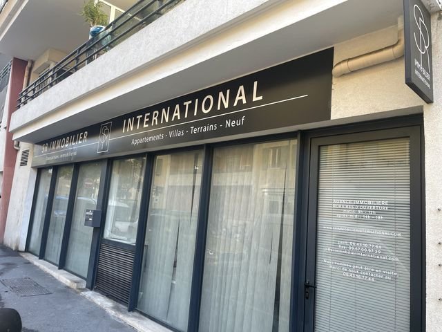 Enseigne & signalétique — Sr Immobilier International : bandeau facade lettres