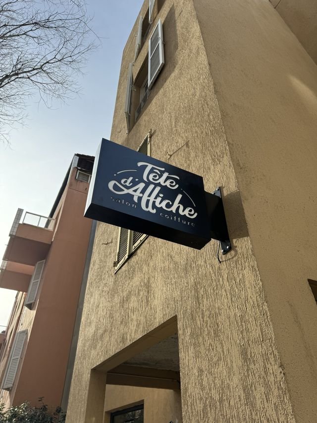 Enseigne & signalétique — Tete D Affiche : enseigne drapeau potence