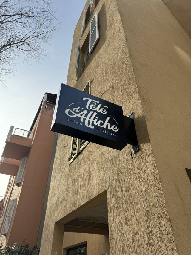 Enseigne & signalétique — Tête d'Affiche : enseigne drapeau salon coiffure