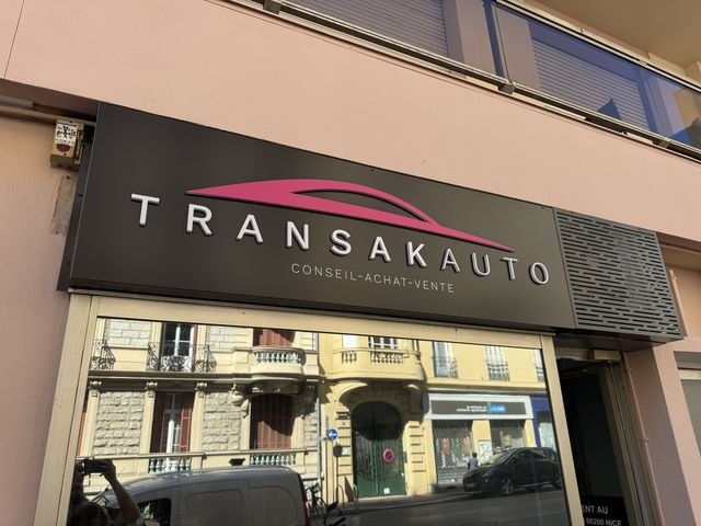 Enseigne & signalétique — Transakauto : enseigne caisson lumineuse facade