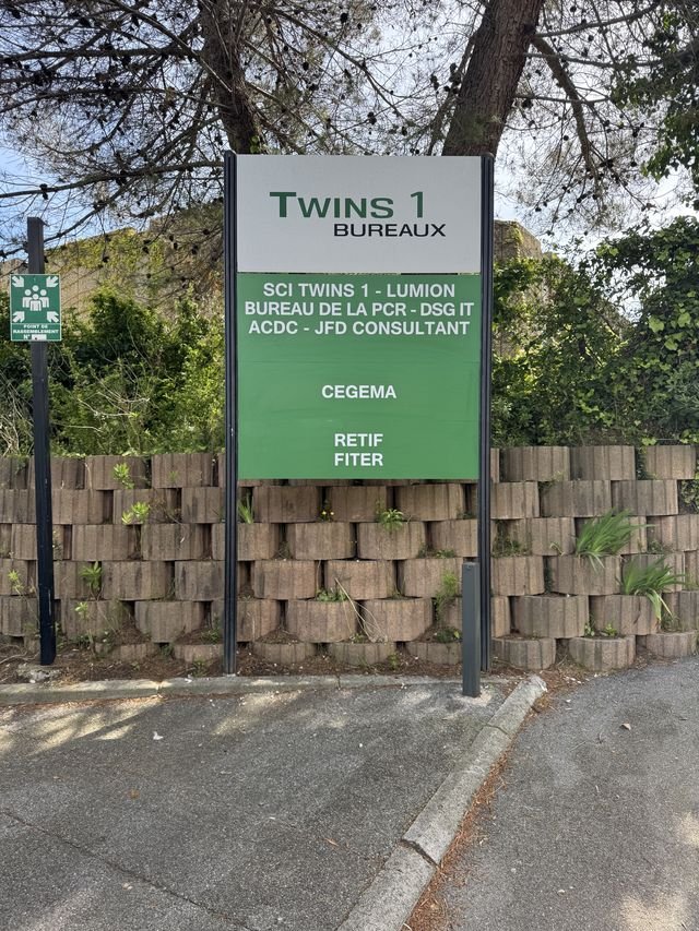 Enseigne & signalétique — Twins 1 : totem signaletique exterieure