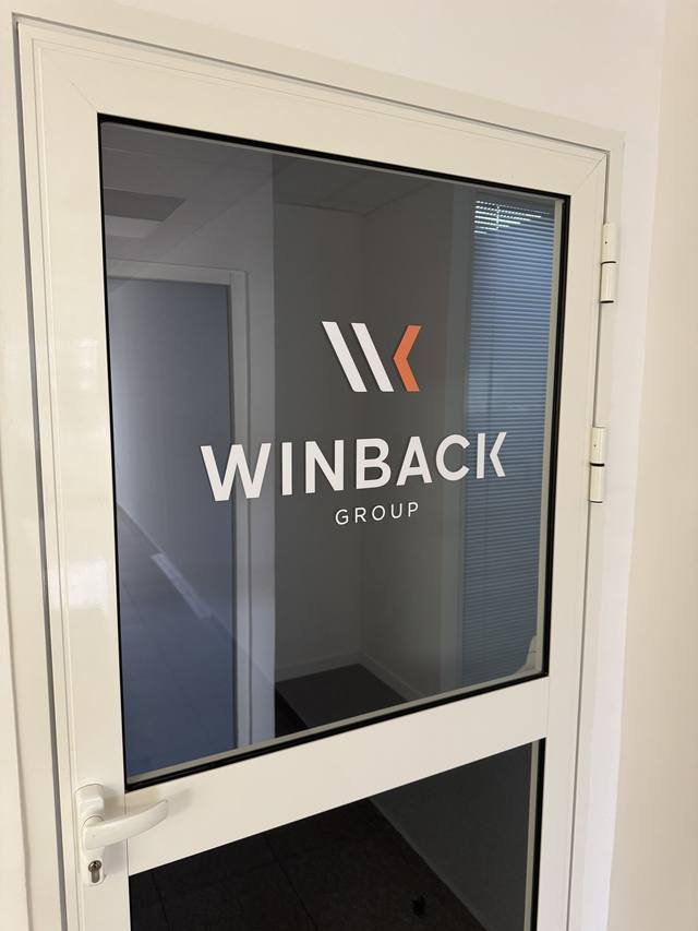 Enseigne & signalétique — Winback : vitrophanie logo cloison vitree bureau