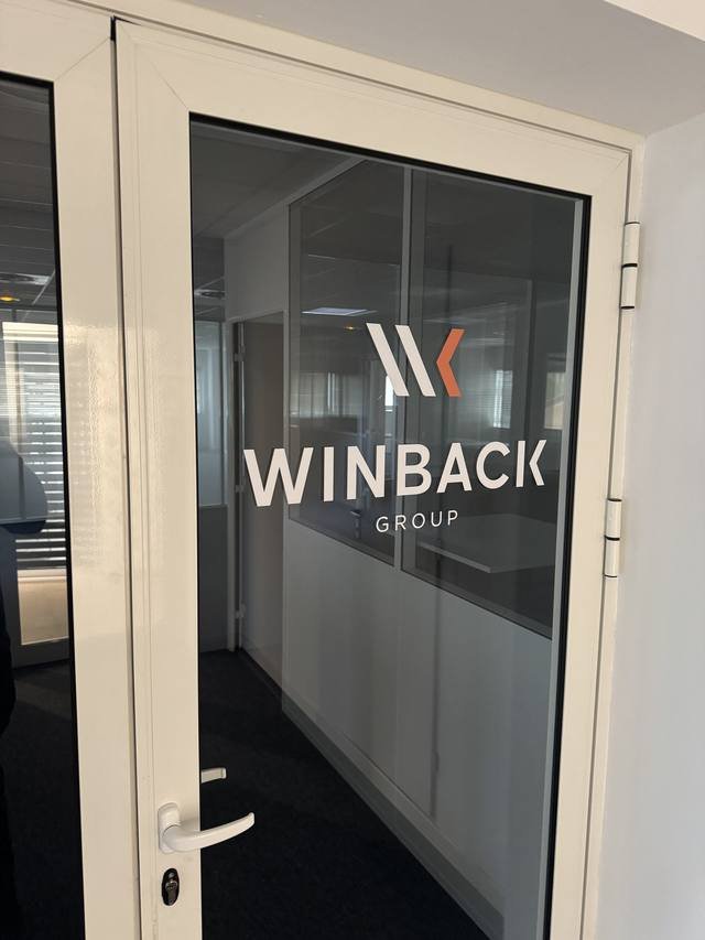 Enseigne & signalétique — Winback : vitrophanie logo cloison vitree bureau