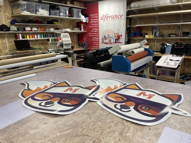 Impression grand format — Commerce local : panneau decoupe a la forme pvc