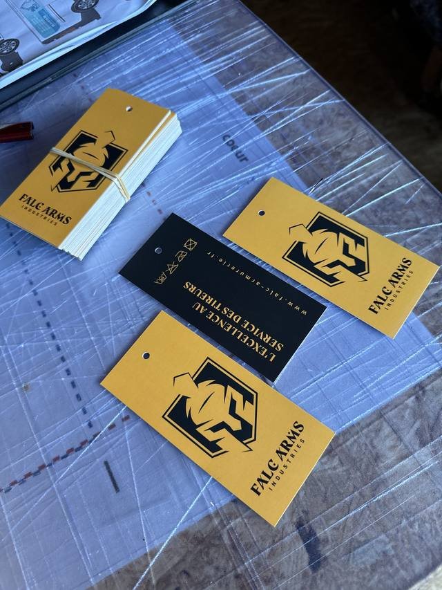 Impression grand format — Falc Arms : etiquettes cartonnees objets publicitaires