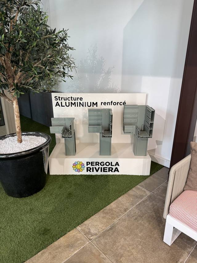 Impression grand format — Pergola Riviera : plv presentoir showroom structure aluminium