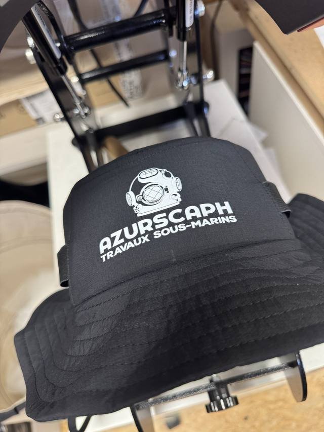 Marquage textile — Azurscaph : broderie bob chapeau travaux sous marins