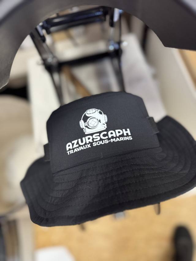 Marquage textile — Azurscaph : broderie bob chapeau travaux sous marins