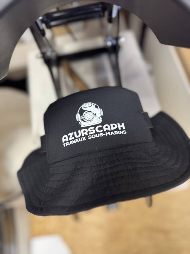 Marquage textile — Azurscaph : broderie bob chapeau travaux sous marins