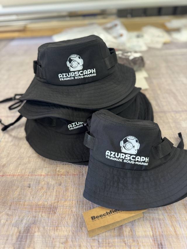 Marquage textile — Azurscaph : broderie bob chapeau travaux sous marins