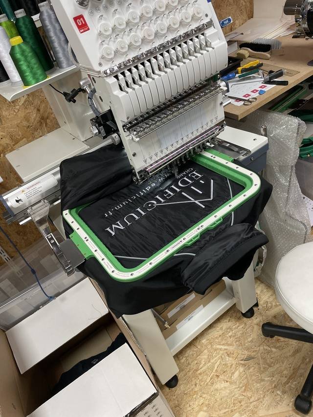 Marquage textile — Edificium : broderie machine industrielle tshirt atelier