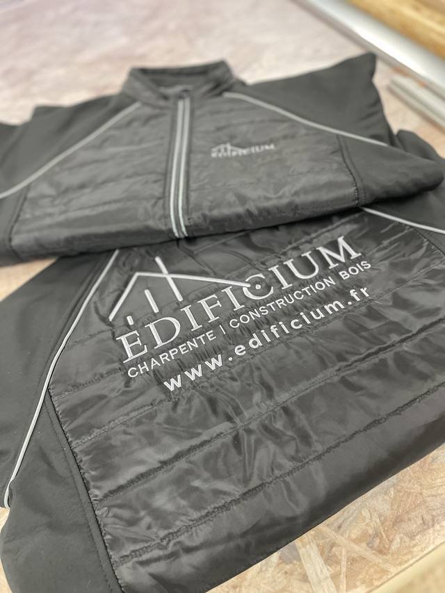 Marquage textile — Edificium : flocage doudoune veste charpente bois