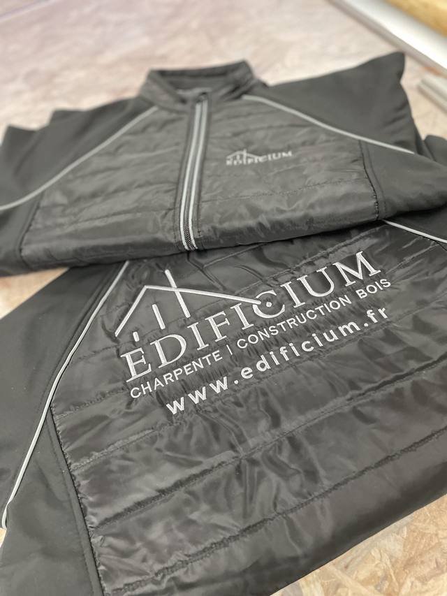Marquage textile — Edificium : flocage doudoune veste charpente bois